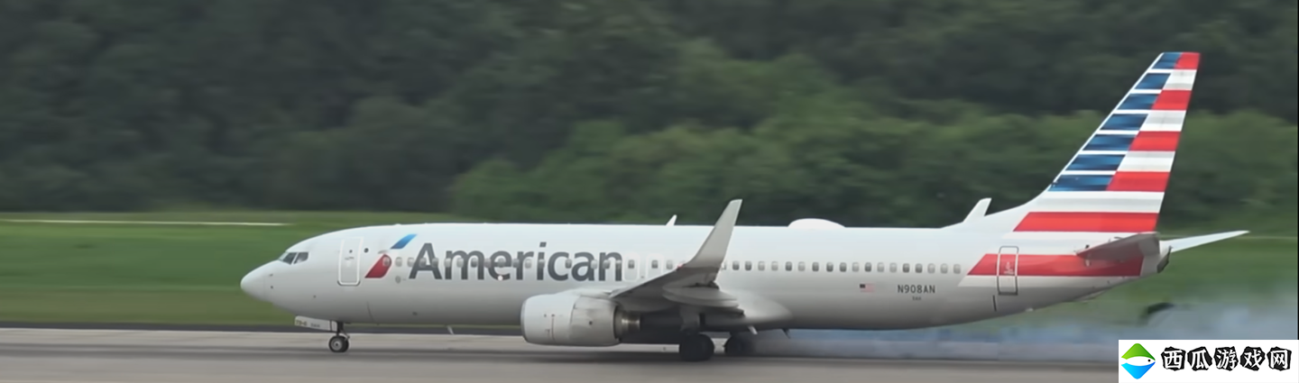 事故不断 美国航空一架波音737-800客机起飞时爆胎