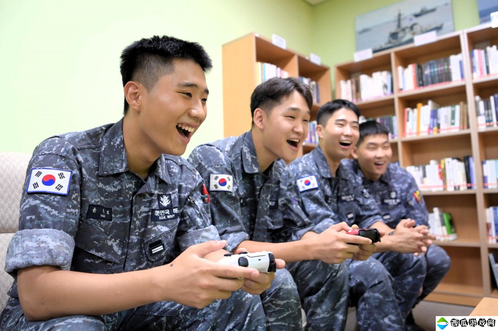 SIE韩国向海军捐赠50台PS5主机和DualSense手柄